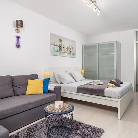Sunny Studio With Balcony Daire *